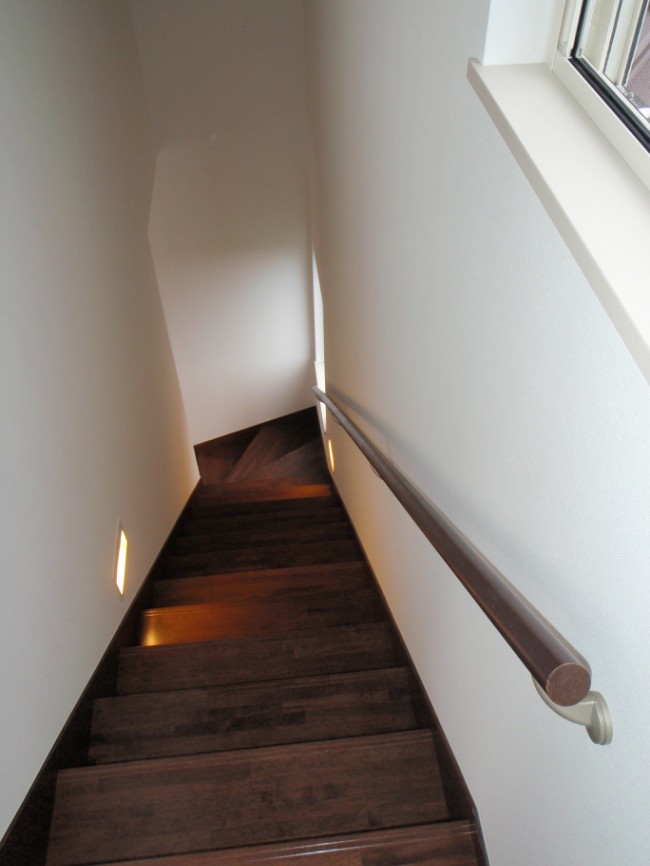 階段見おろし。白い壁と濃いめの踏み段のコントラスト。