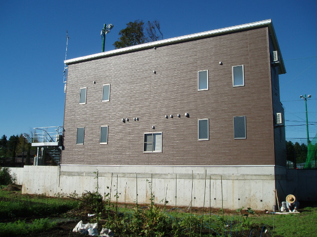 敷地の凸部に建てられたクラブハウスの背面。